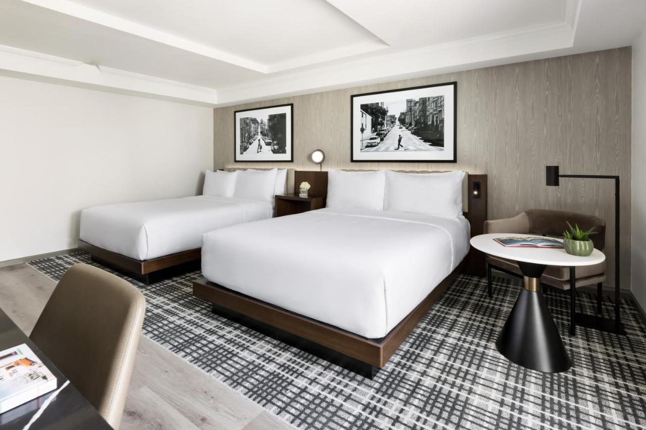 Zimmer mit 2 Queensize-Betten und Badewanne – barrierefrei